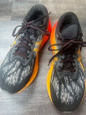 ASICS Novablast 3 men’s 9 women’s 10 performance running shoes